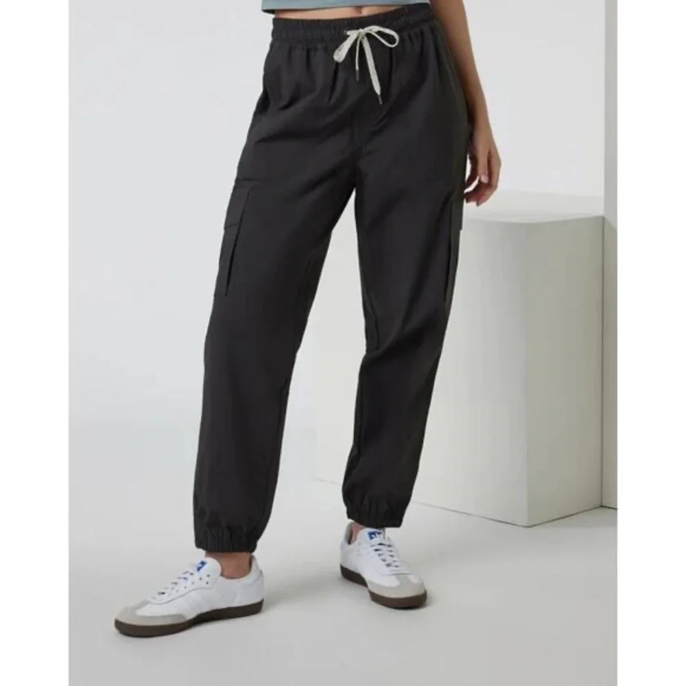 New VUORI Women's Birch Performance Jogger - Picture 2 of 8